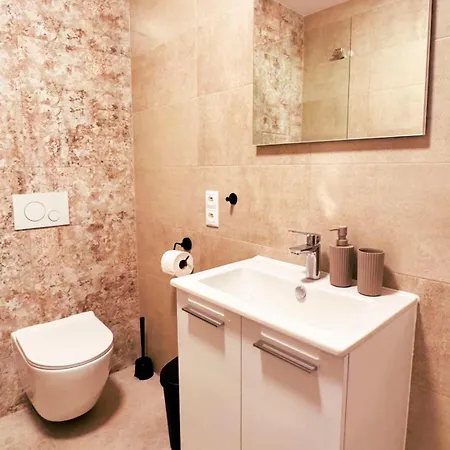 아파트 Restful Moments With 2x Bathroom And 2x Bedroom With King Beds, Parking And Workspace 브라티슬라바